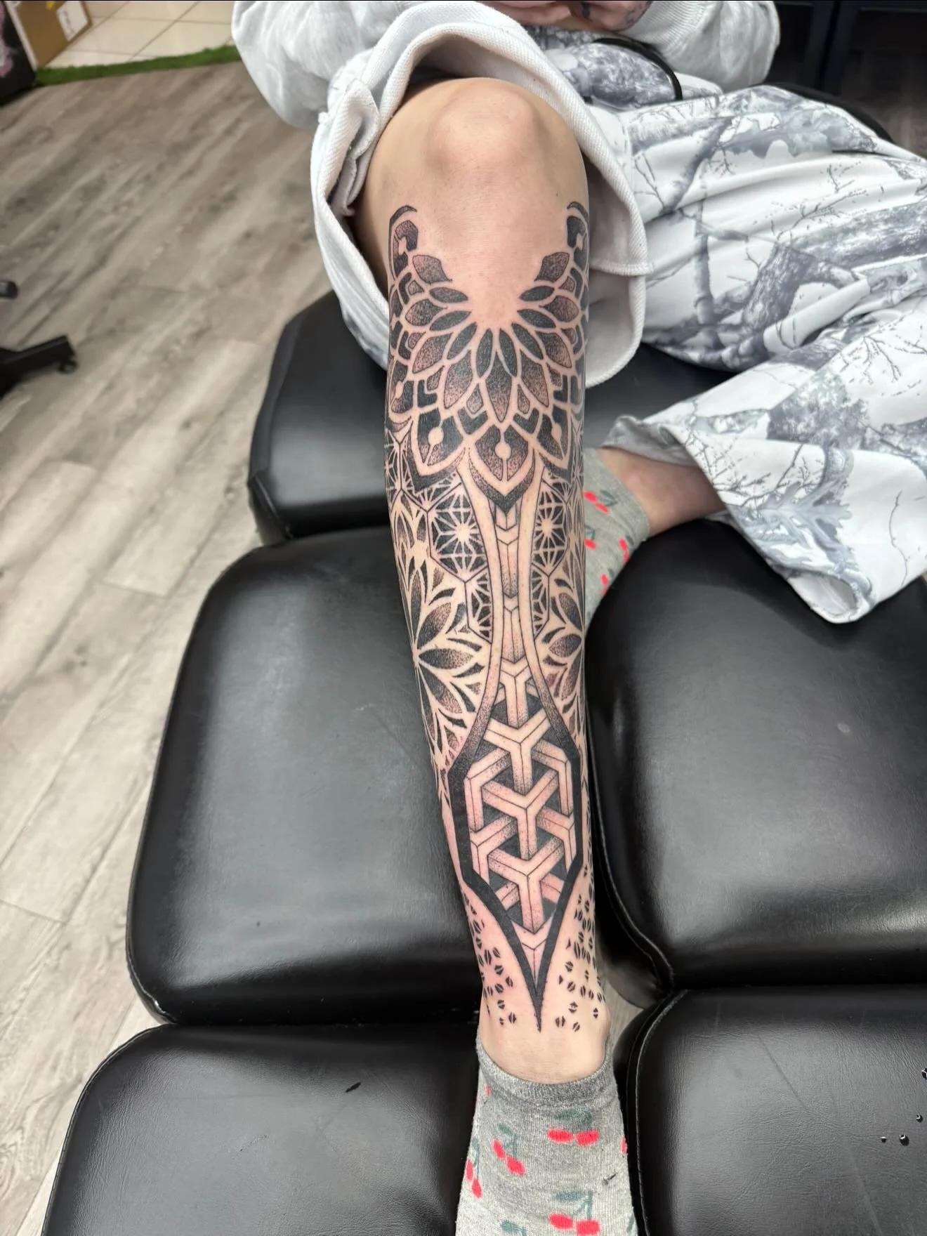 start to the thug nasty geometric leg sleeve for miss @baileebebernes lots more to come on this :)) (this is two sessions, partly healed partly fresh) #geometictattoo #legesleeve #blackandgrey 

#marioelijahtattoos #threetearstattoo #explorepage  #ar