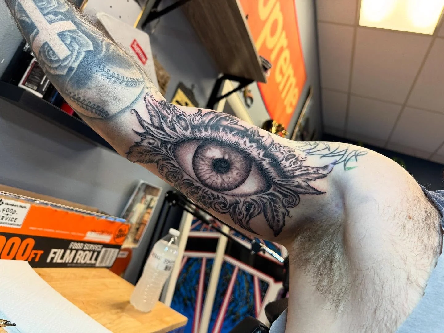 fucking banger of an eyeball on @purpleowlcreative 👁️ (his own original design) this thing fucks upside, sideways, and inside out) #eyeballtattoo #realistictattoo #blackandgrey 

#marioelijahtattoos #threetearstattoo #explorepage  #artistowned #loca