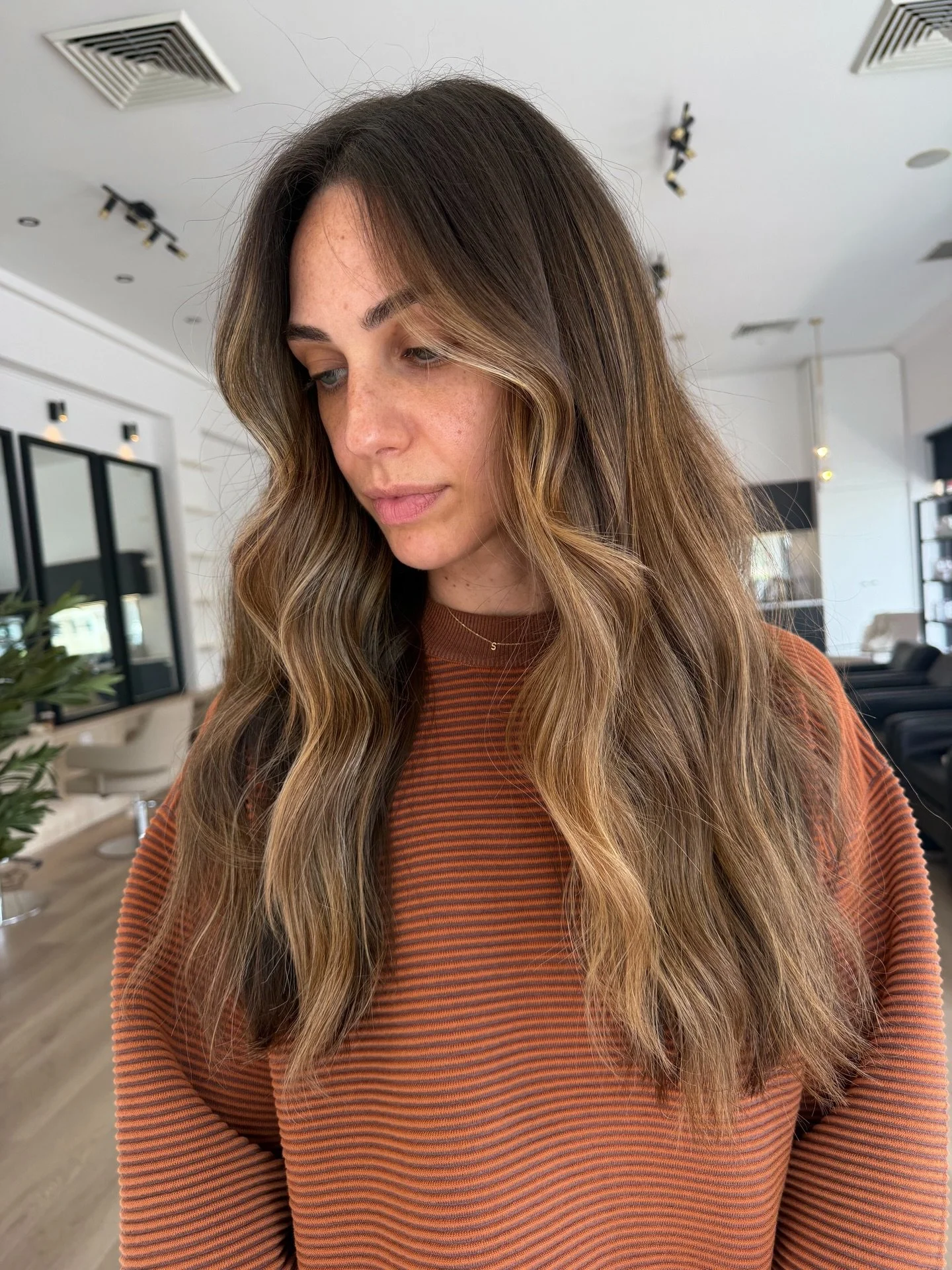 How we achieved this look:
🤎 Soft, natural dimension
🤎 Seamless colour blending 
🤎 Double gloss for enhanced shine and richness
🤎 Warm bronze tones for a soft, airy finish
🤎 Styled with a glossy, voluminous blow-dry

Perfect for brunettes wantin