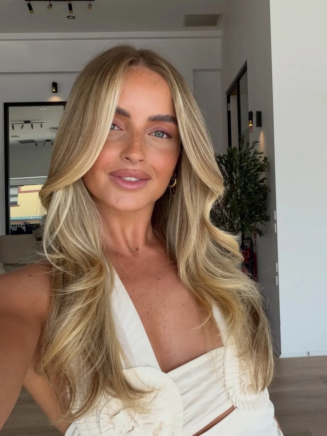 The kind of blonde that grows out beautifully 🤍
No harsh lines, no high maintenance&hellip; just soft, seamless dimension.

If your colour feels flat or heavy, this is your sign to switch to something more effortless.

Follow for lived-in colour tha