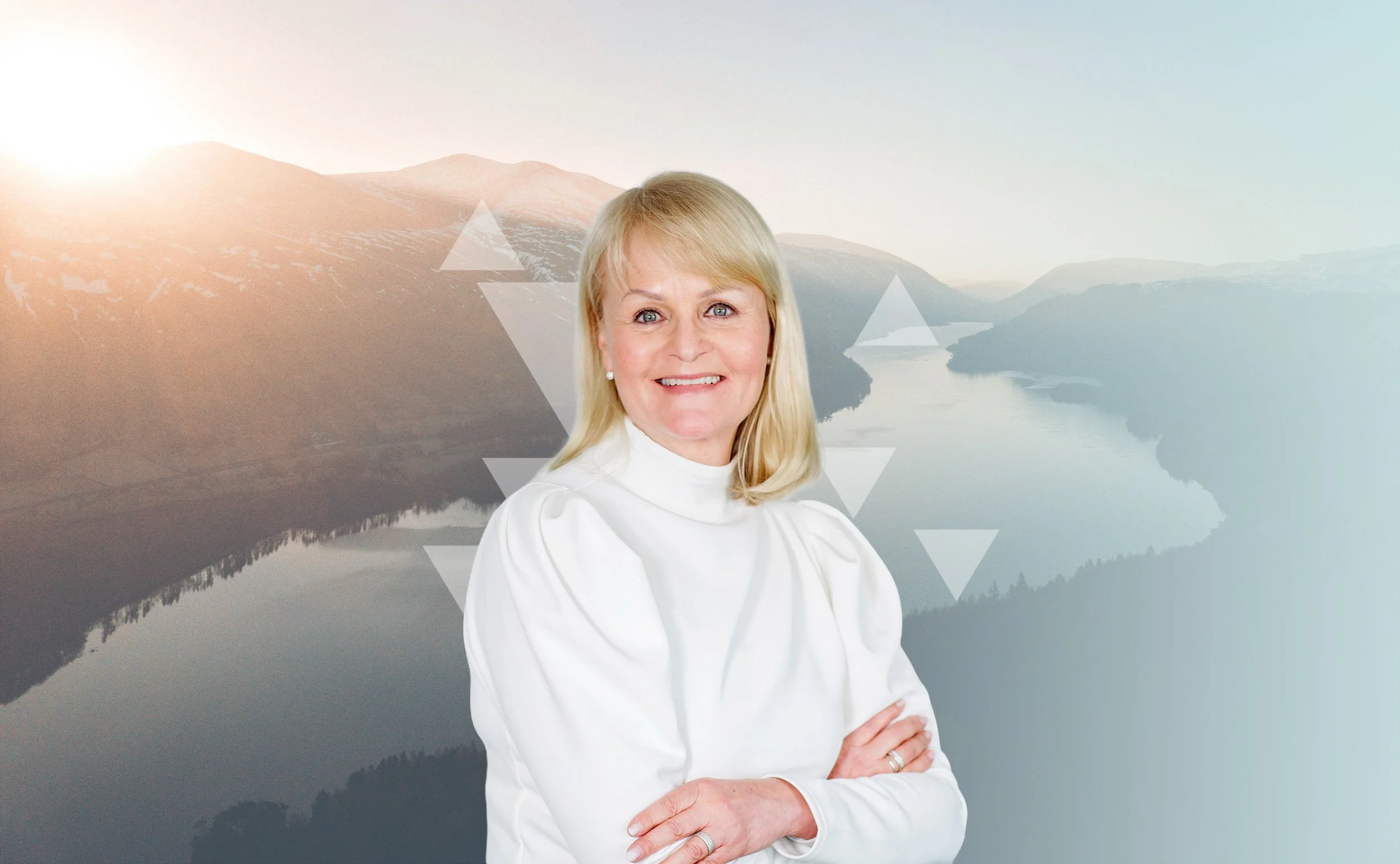 Joanna Asikainen kuva, taustalla jokimaisema