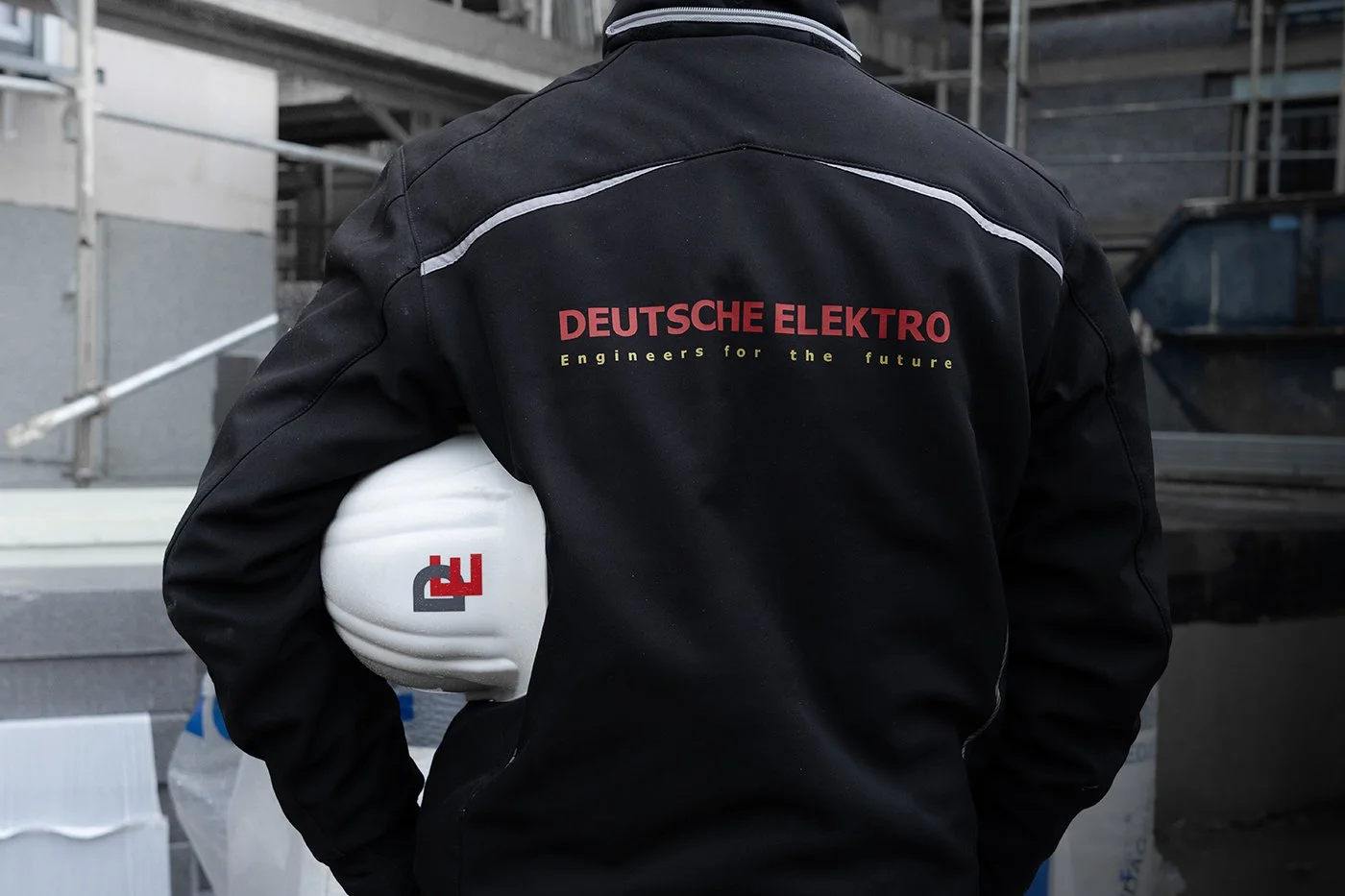 Person trägt eine schwarze Jacke mit