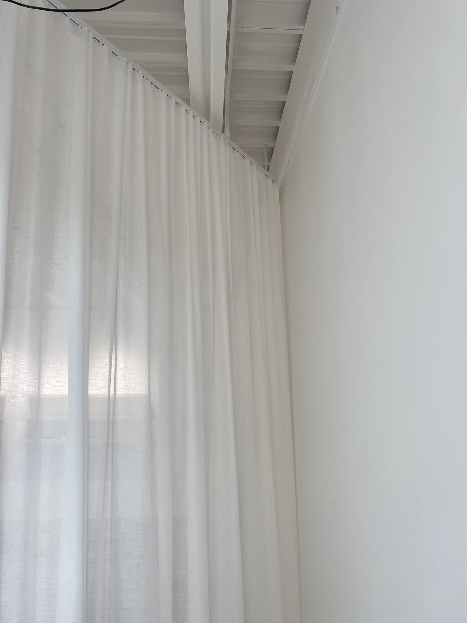 Beauty salón – stropné spustené koľajnice a biela záclona na elegantné predelenie priestoru