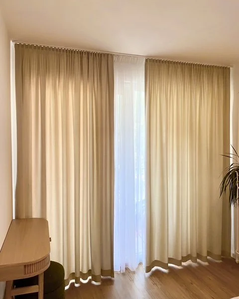 dekoratívne závesy v kombinácii so záclonou