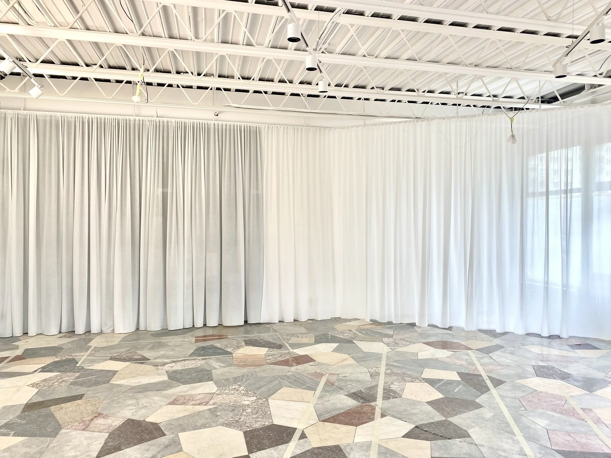 Beauty salón – stropné spustené koľajnice a biela záclona na elegantné predelenie priestoru