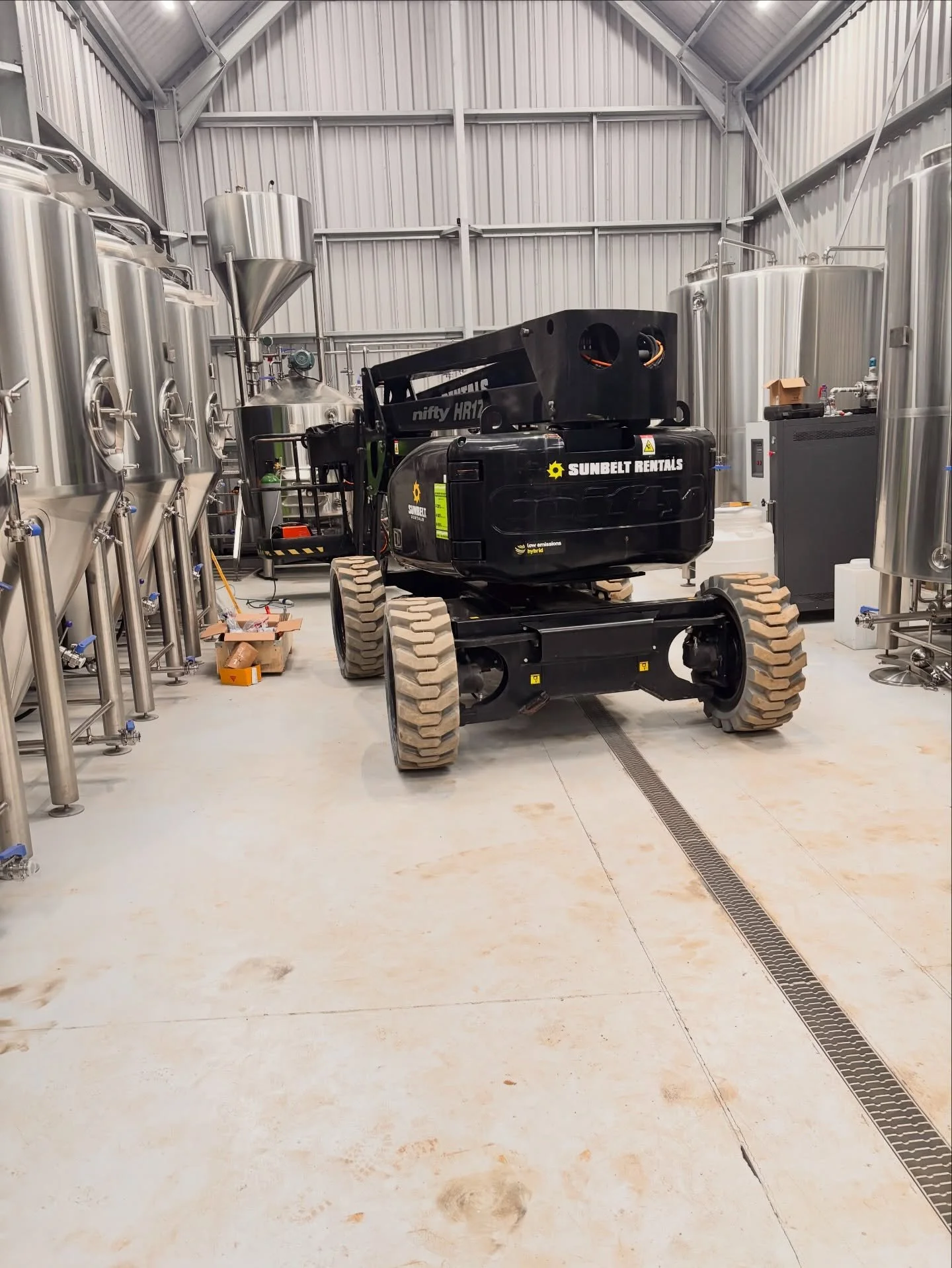 It always starts quietly.

The lift comes in, the space gets measured, and then the real work begins.

One step at a time, getting the last pieces into place and finishing things properly.

Build mode, very much on.
#brewerybuild #craftbeeruk #stainl
