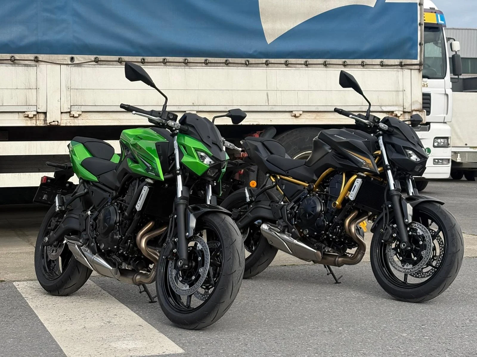 Zwei Motorräder in grün und schwarz