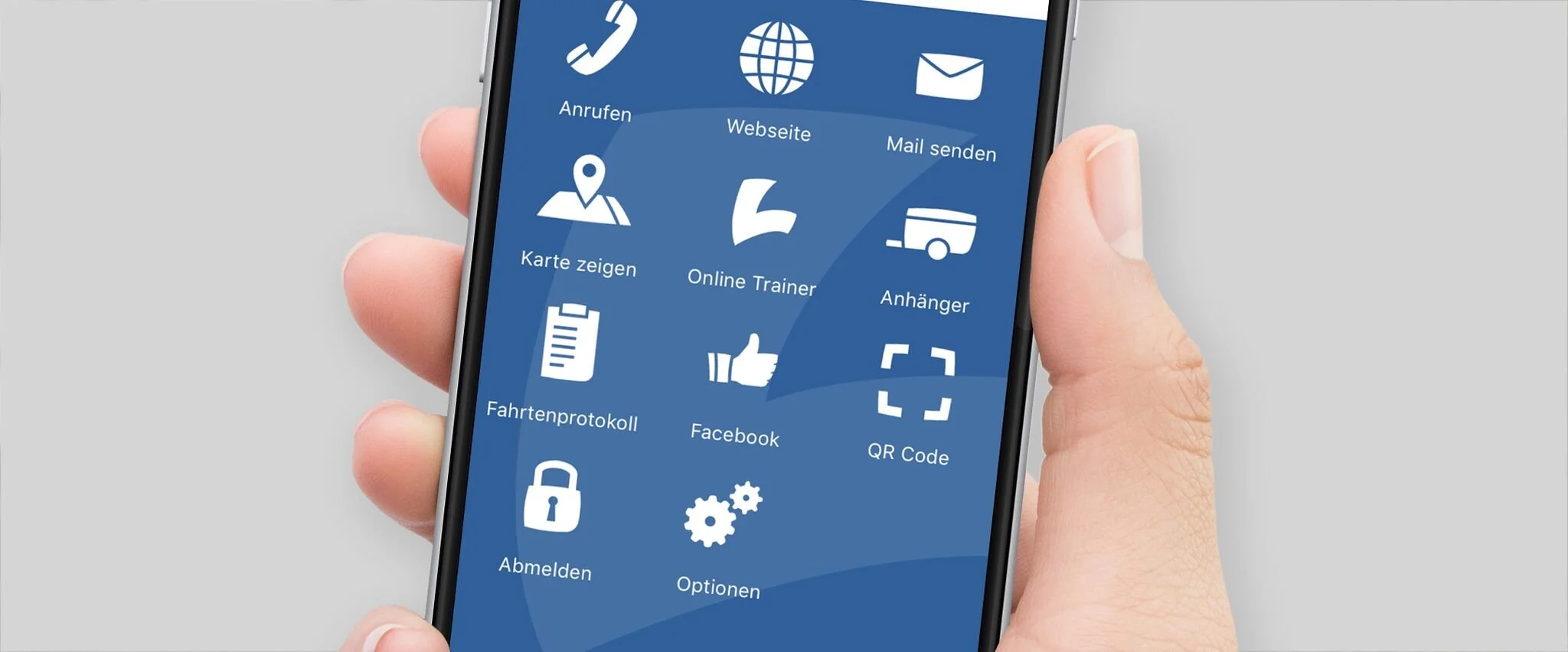 Nahaufnahme einer Hand, die ein Smartphone hält, mit einer App-Oberfläche auf dem Bildschirm, die verschiedene Symbole für Telefonate, Webseite, E-Mail, Kartenansicht, Online-Training, Anhänger, Fahrtenprotokoll, Facebook, QR-Code, Abmelden und Optionen zeigt.