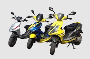 Drei Motorroller in Weiß, Blau und Gelb, nebeneinander aufgestellt.