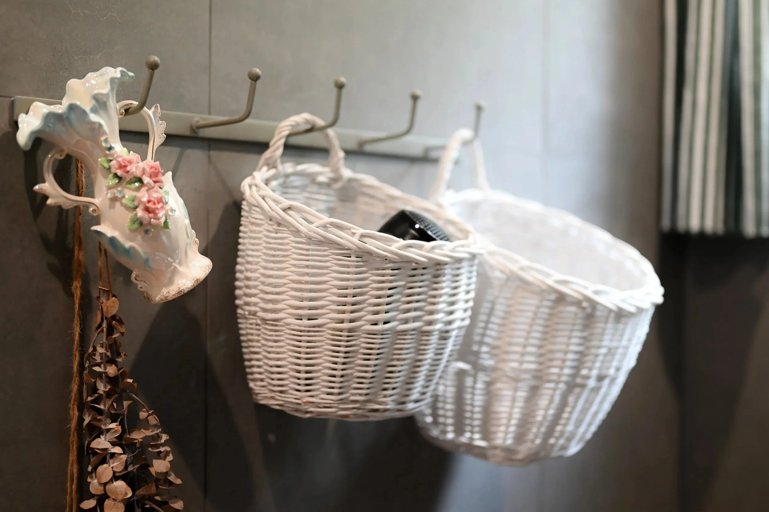 Painters-Bloom-Airbnb-hanging-cane-baskets-stewart-jacqui.jpg