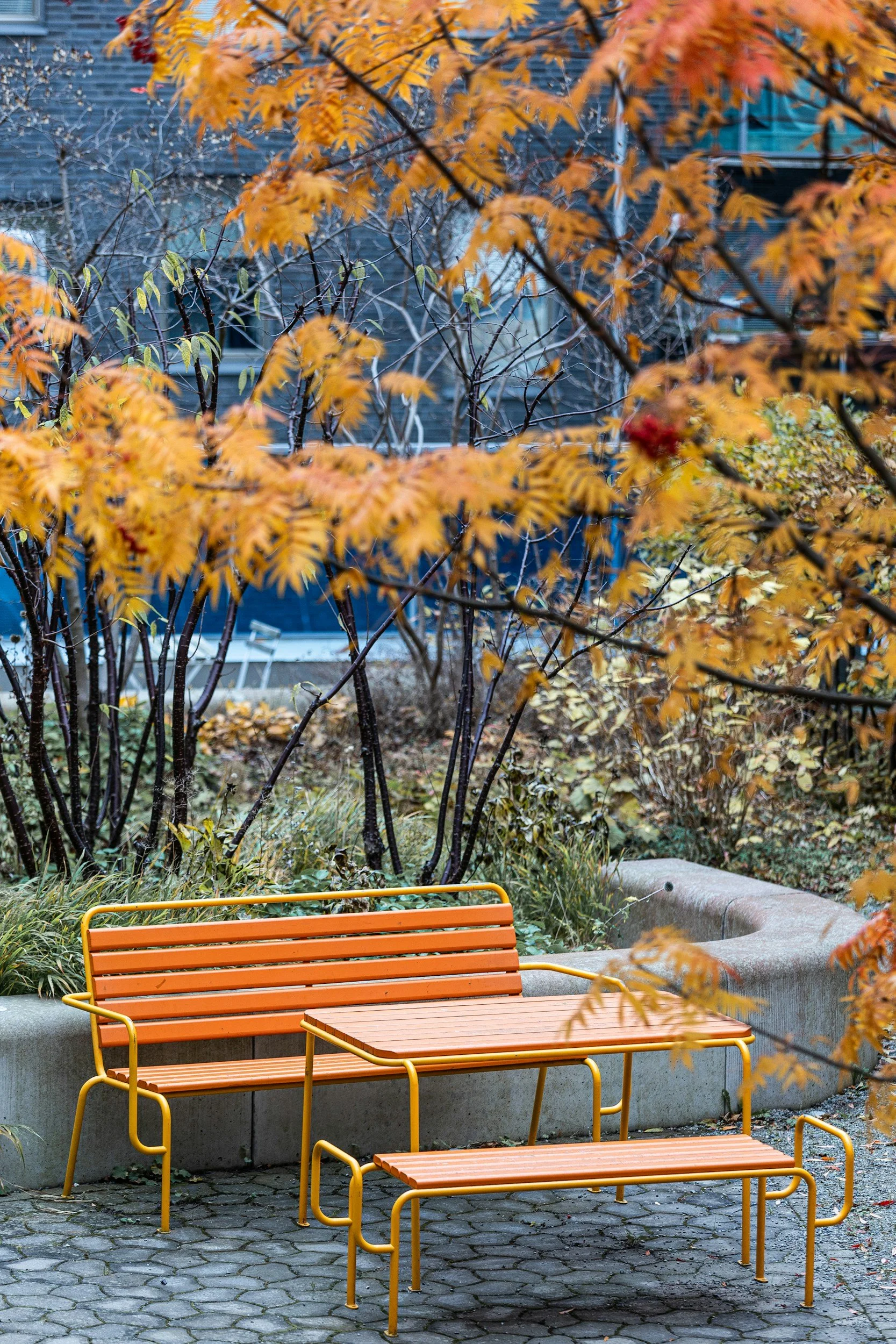 stenplattor under bänk och bord