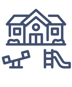 Een speeltuin met een glijbaan en schommels voor kinderen, met een groot huis op de achtergrond.