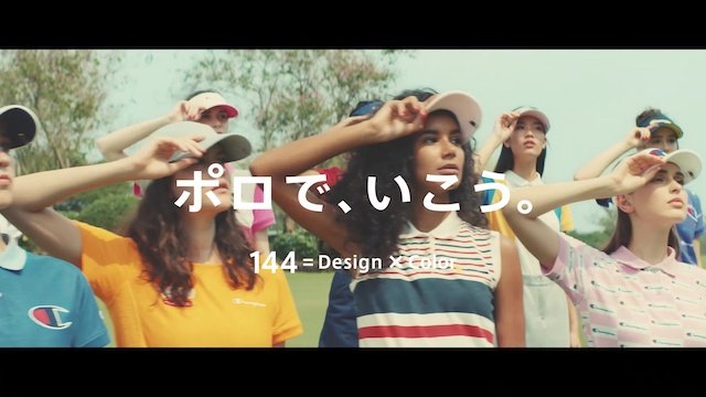 紫外線対策をする若い女性たちのグループがアウトドアで帽子を手でかぶる姿。