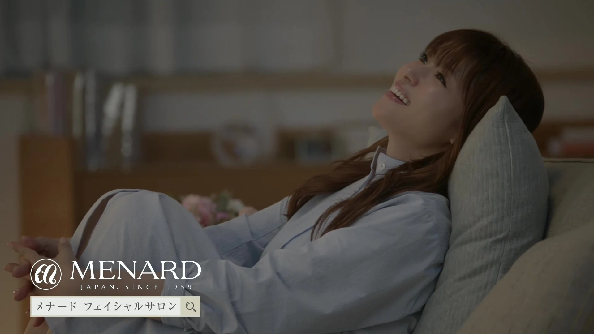 リラックスしてソファに座る女性の横顔を見ることができる画像