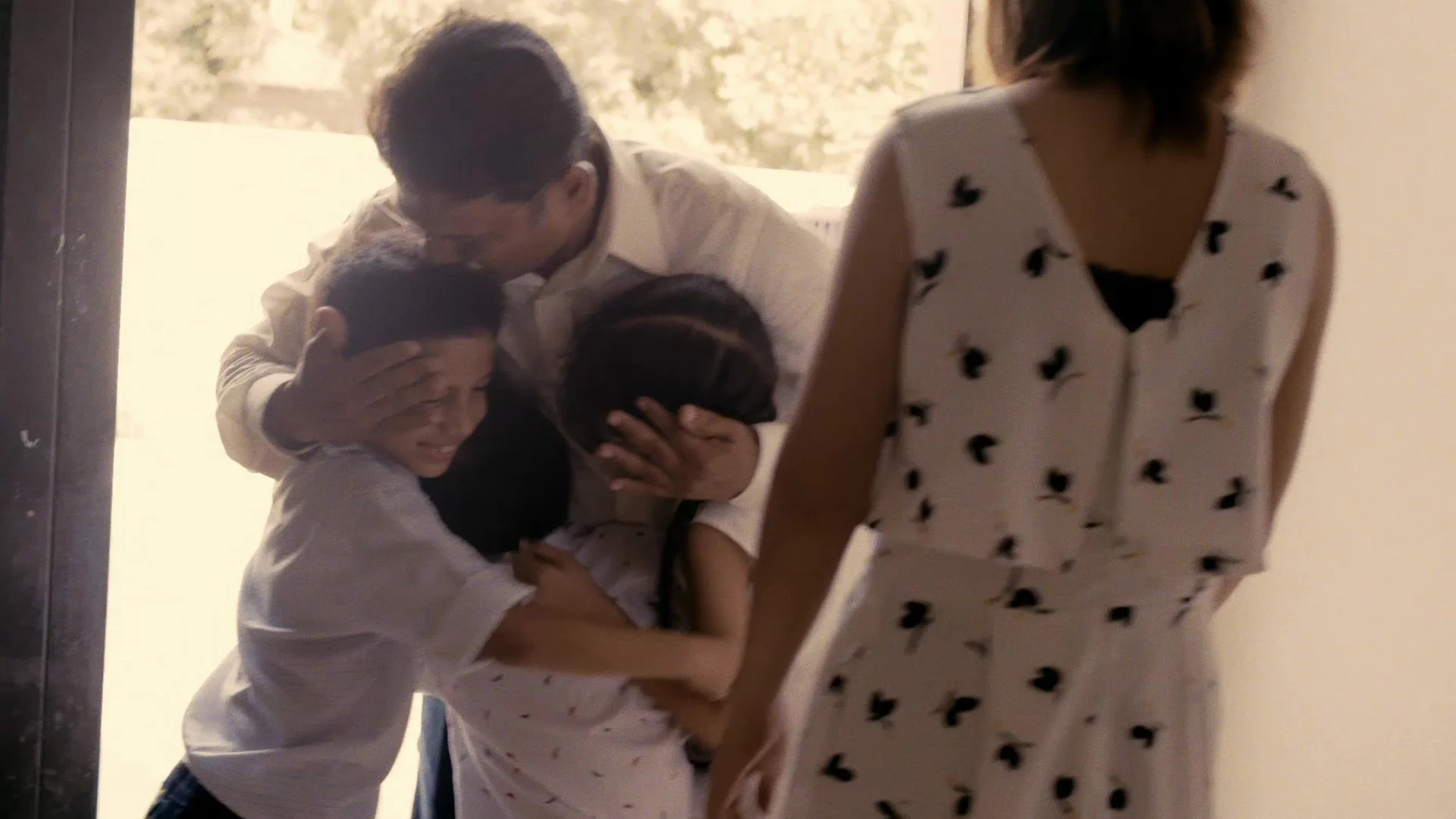 家族が喧嘩しているシーン、複数の人が抱き合いながら泣いている