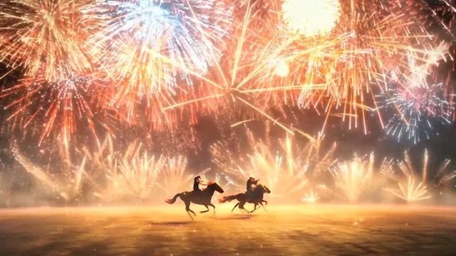 花火が打ち上がる夜空の下で馬に乗った2人の人が走っている風景。