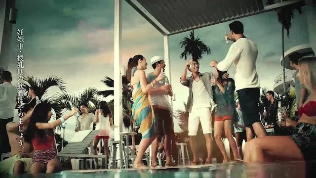 プールサイドでのパーティーを楽しむ男女のグループ