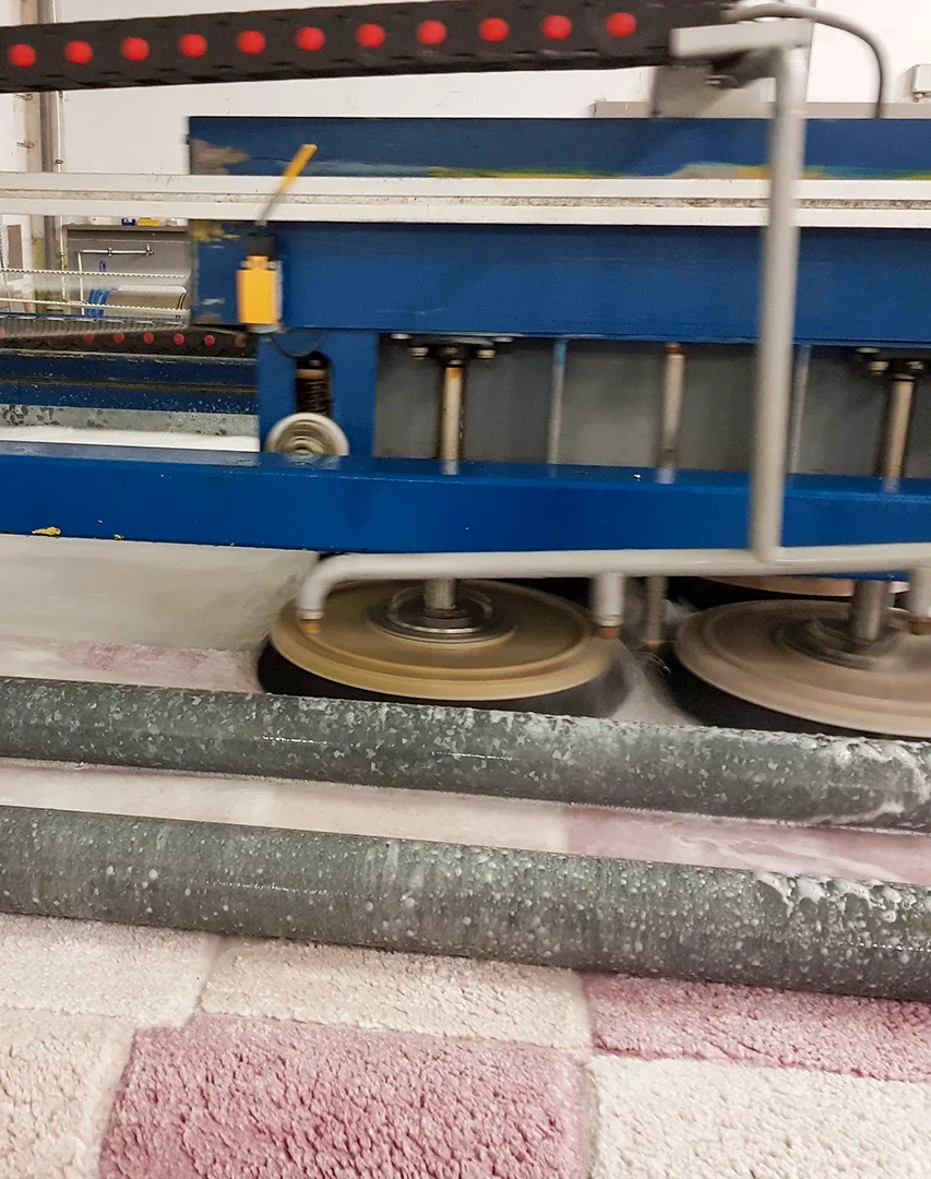 Bodenreinigungsmaschine in einer Fabrik, die den Boden reinigt, mit rot-weißen Fliesen