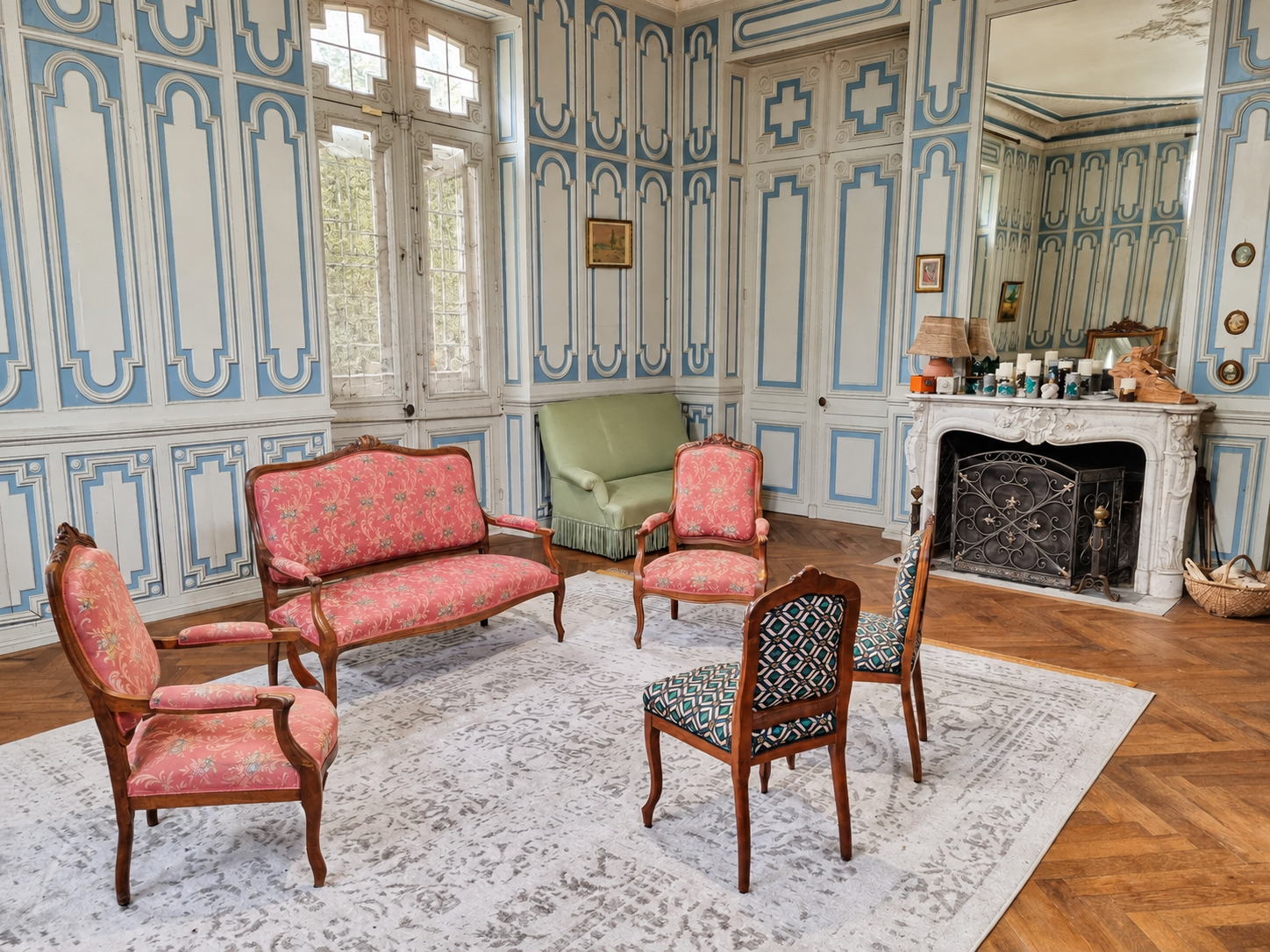 chateau-anjou-salon-boiseries-bleues-cheminee-marbre.png