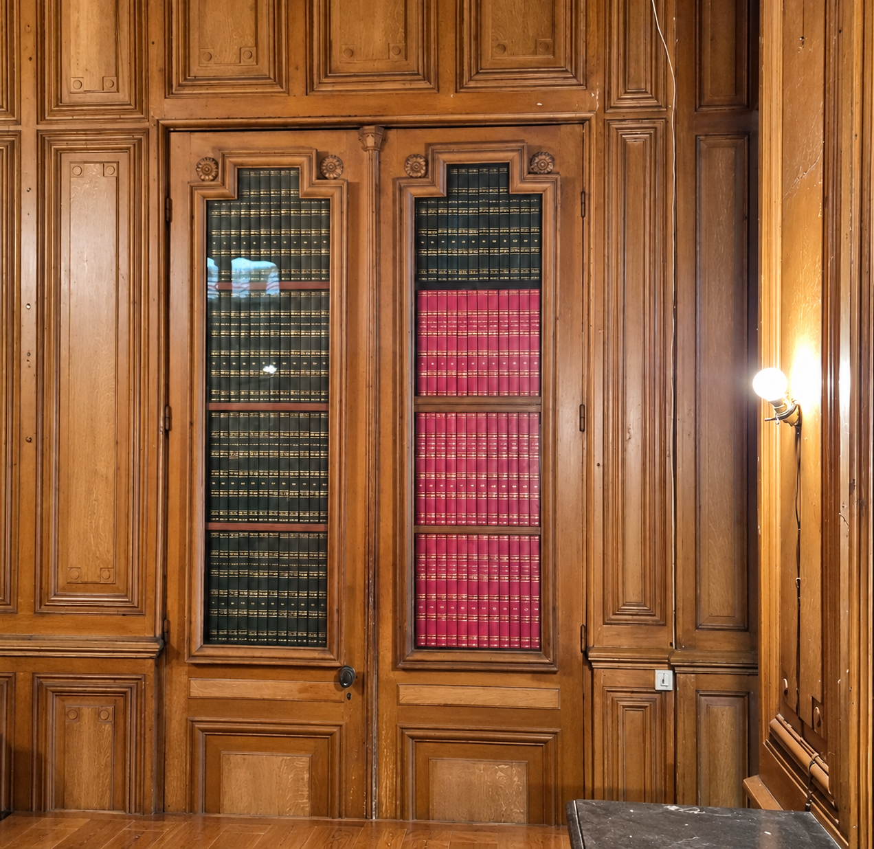 chateau-maine-et-loire-bibliotheque-vitree-boiseries.png