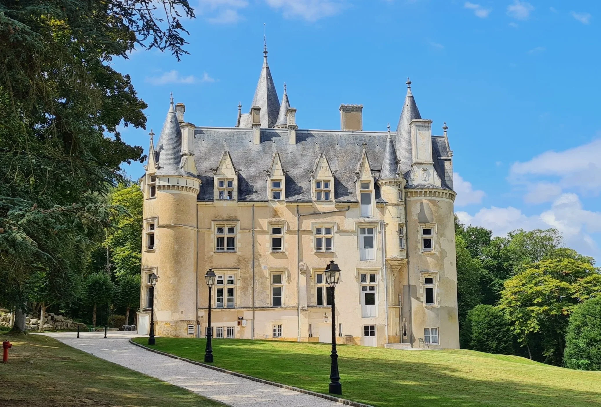 Prestigious Château Estate between Le Mans and Tours