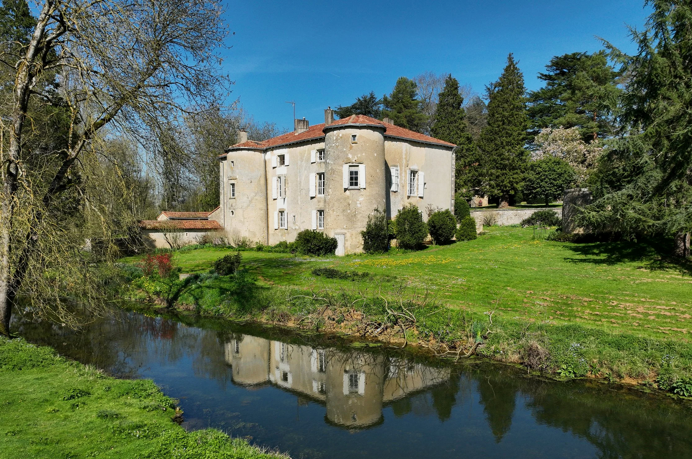 Historic XV Château with Pool and Guest House 