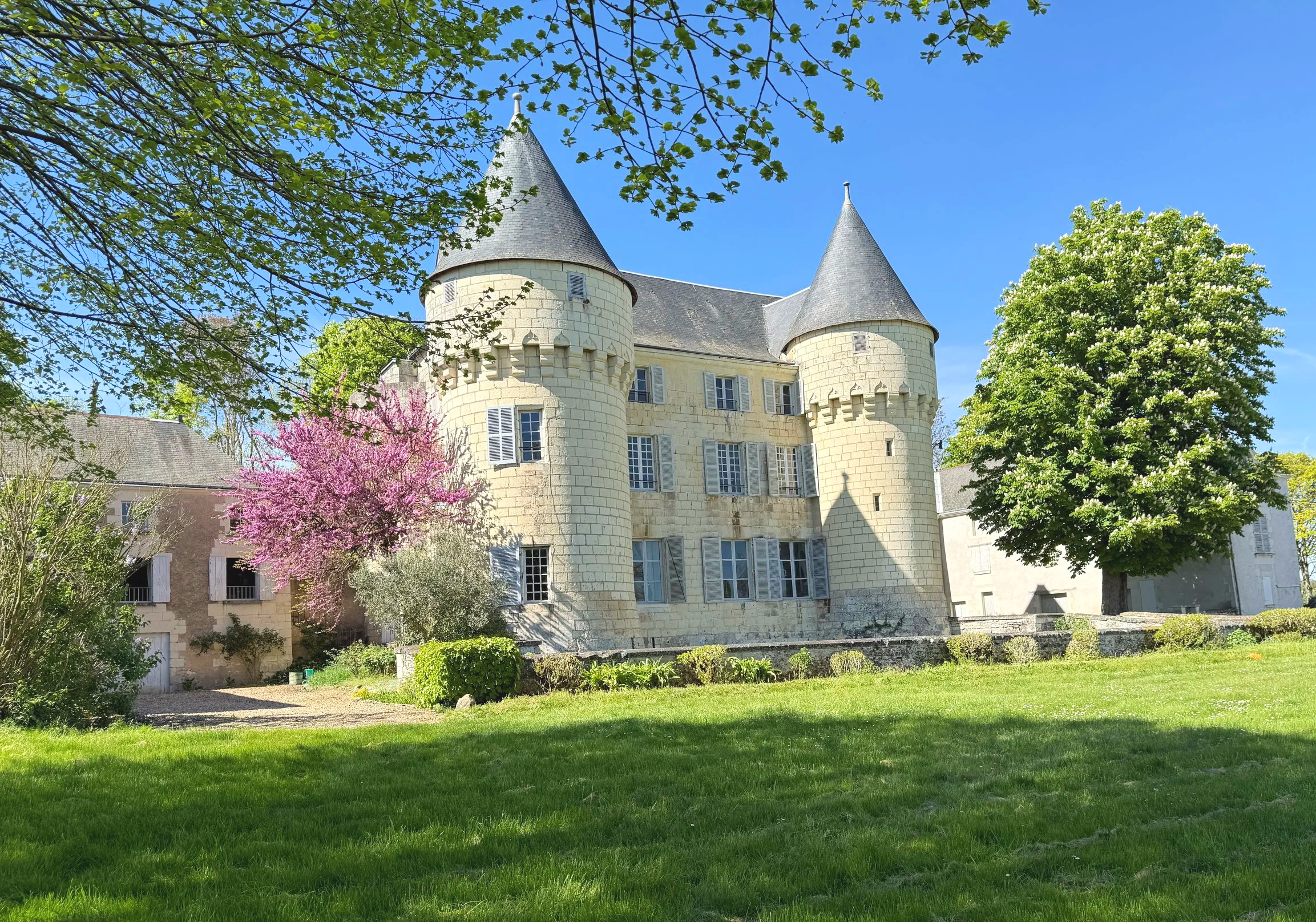 Listed XV-XVII C Fortified Château Estate