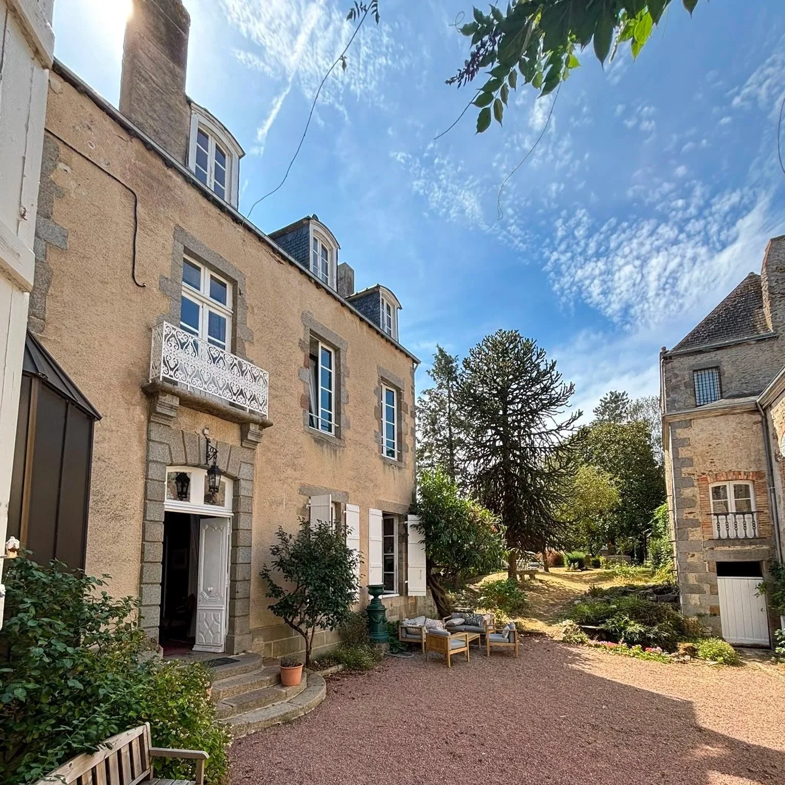 Remarkable Hotel Particulier in the heart of Mayenne