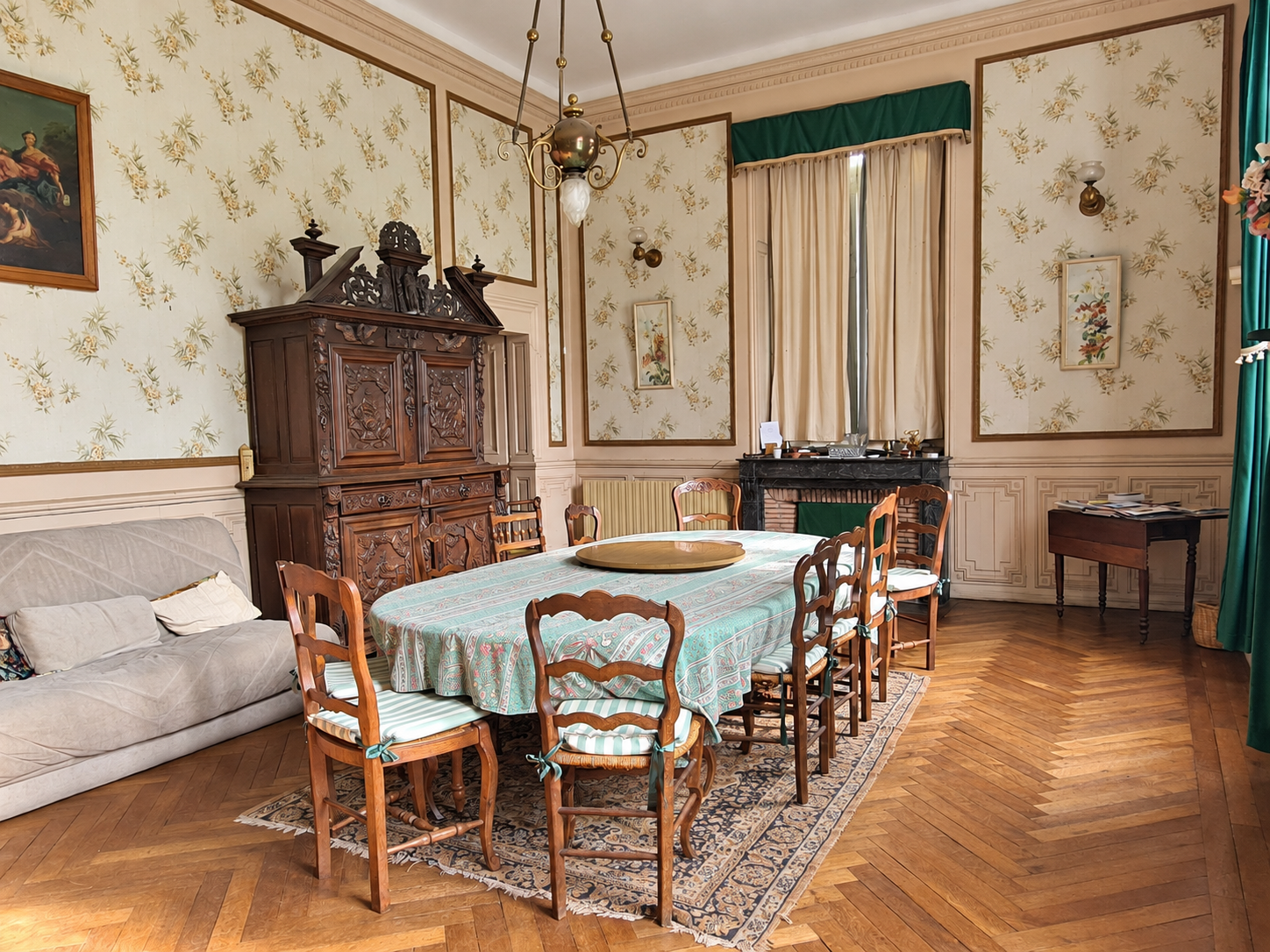 chateau-maine-et-loire-salle-a-manger-parquet-ancien.png