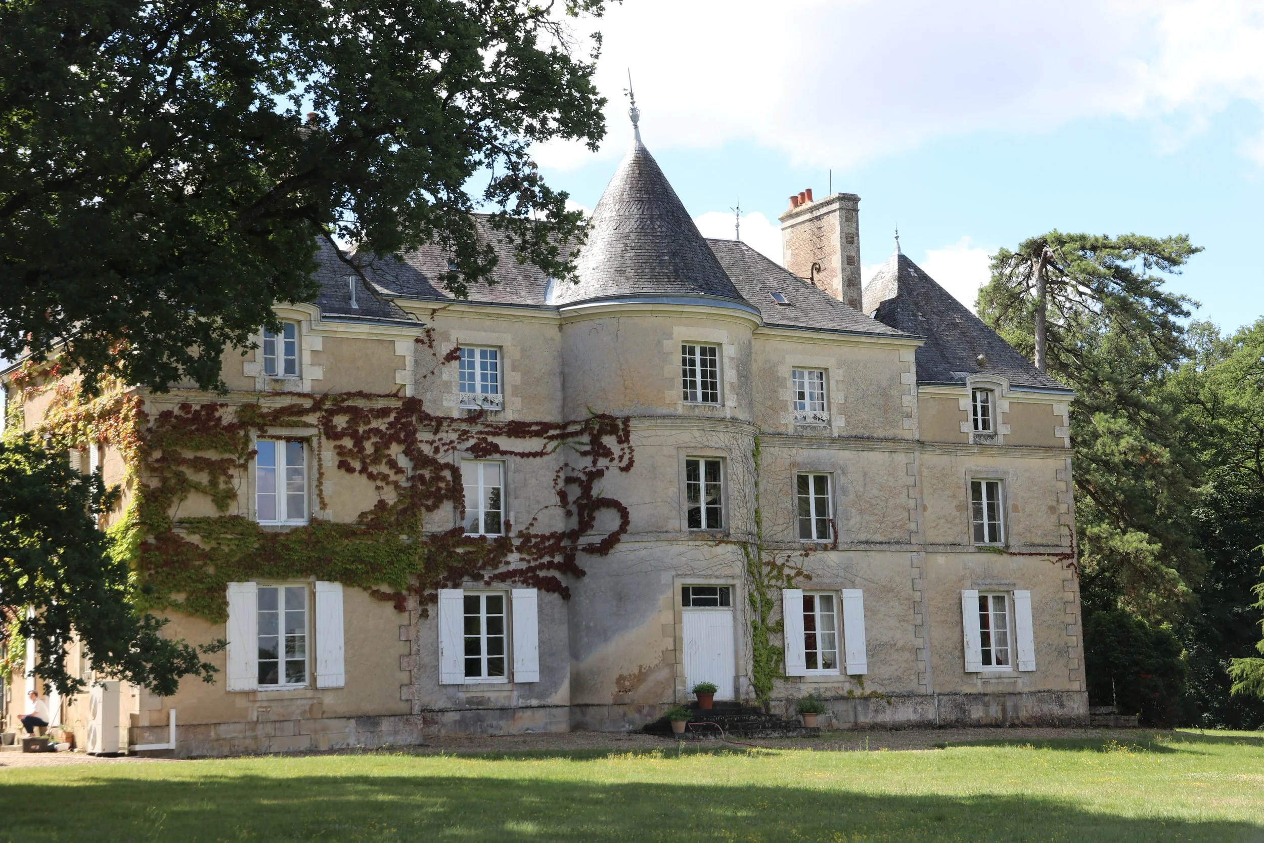 Elegant XIX Château on a 93-Hectare Estate 