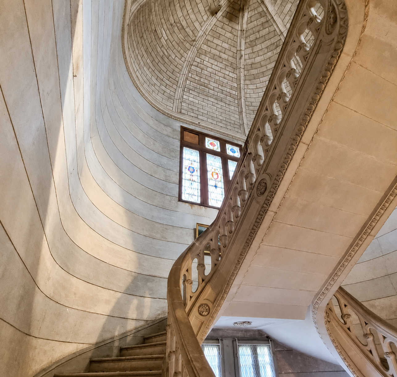 chateau-xixe-anjou-escalier-voute-pierre-vitraux.png