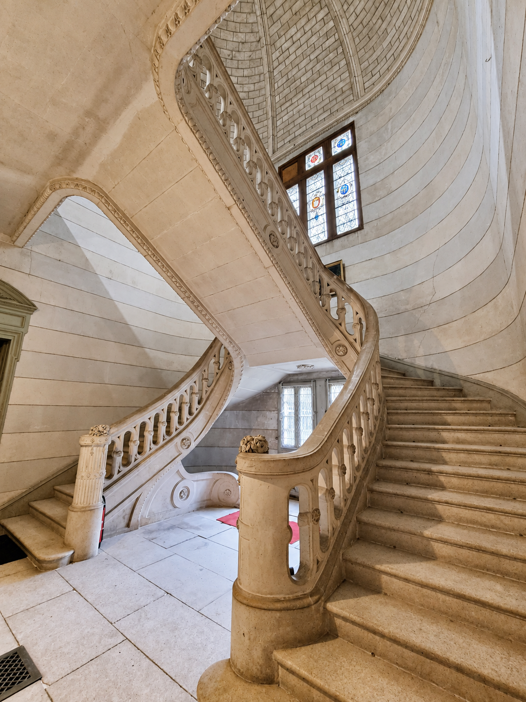 chateau-xixe-pres-angers-escalier-monumental-pierre.png