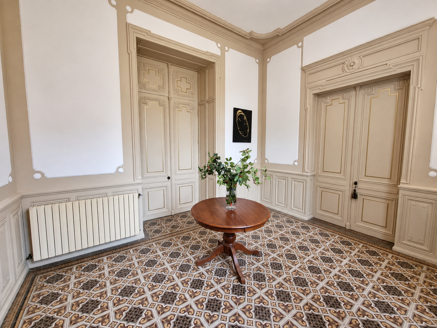 chateau-maine-et-loire-entree-boiseries-carrelage-ancien.png