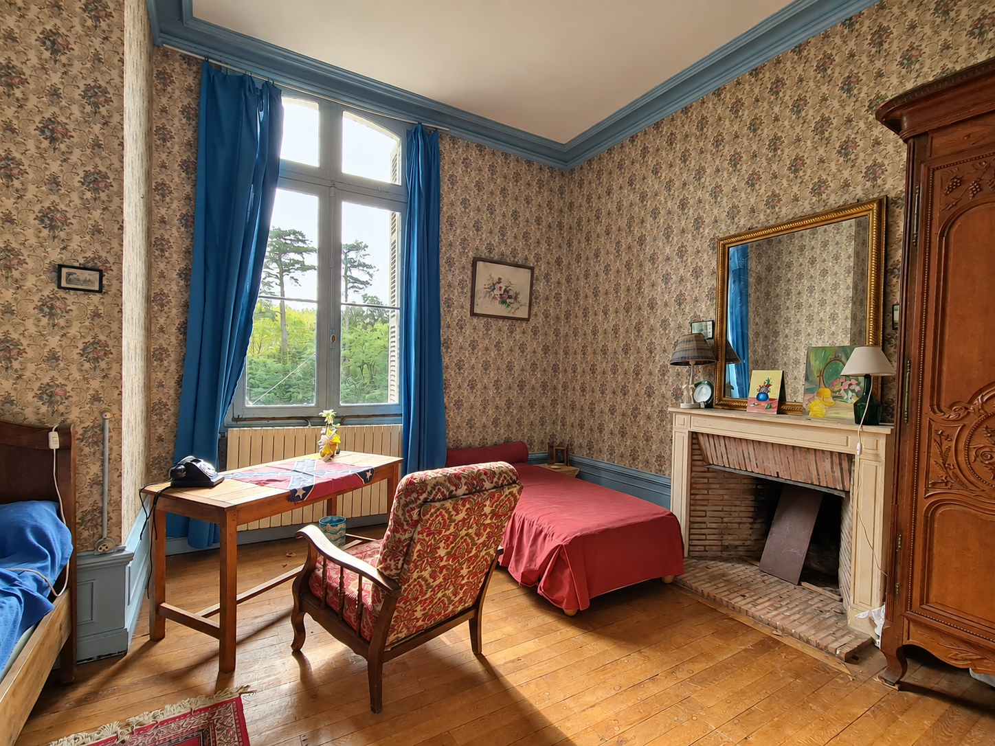 chateau-pres-angers-chambre-cheminee-vue-parc.png