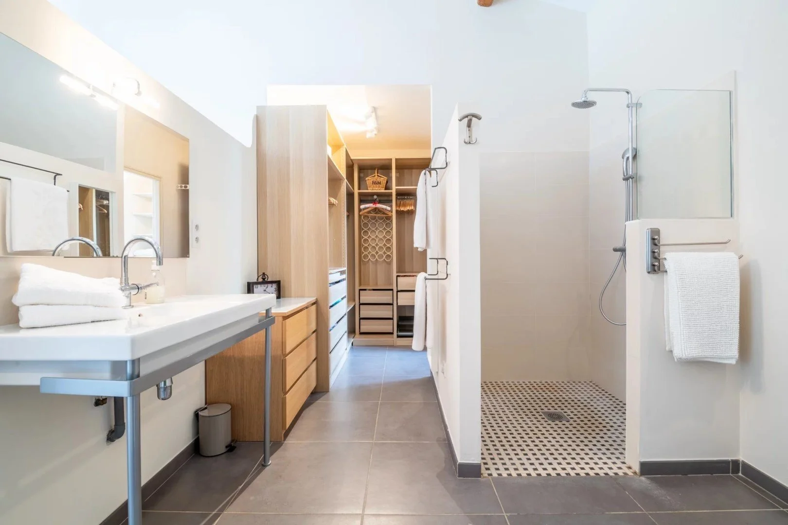 Salle d_eau et dressing suite rdc.jpg