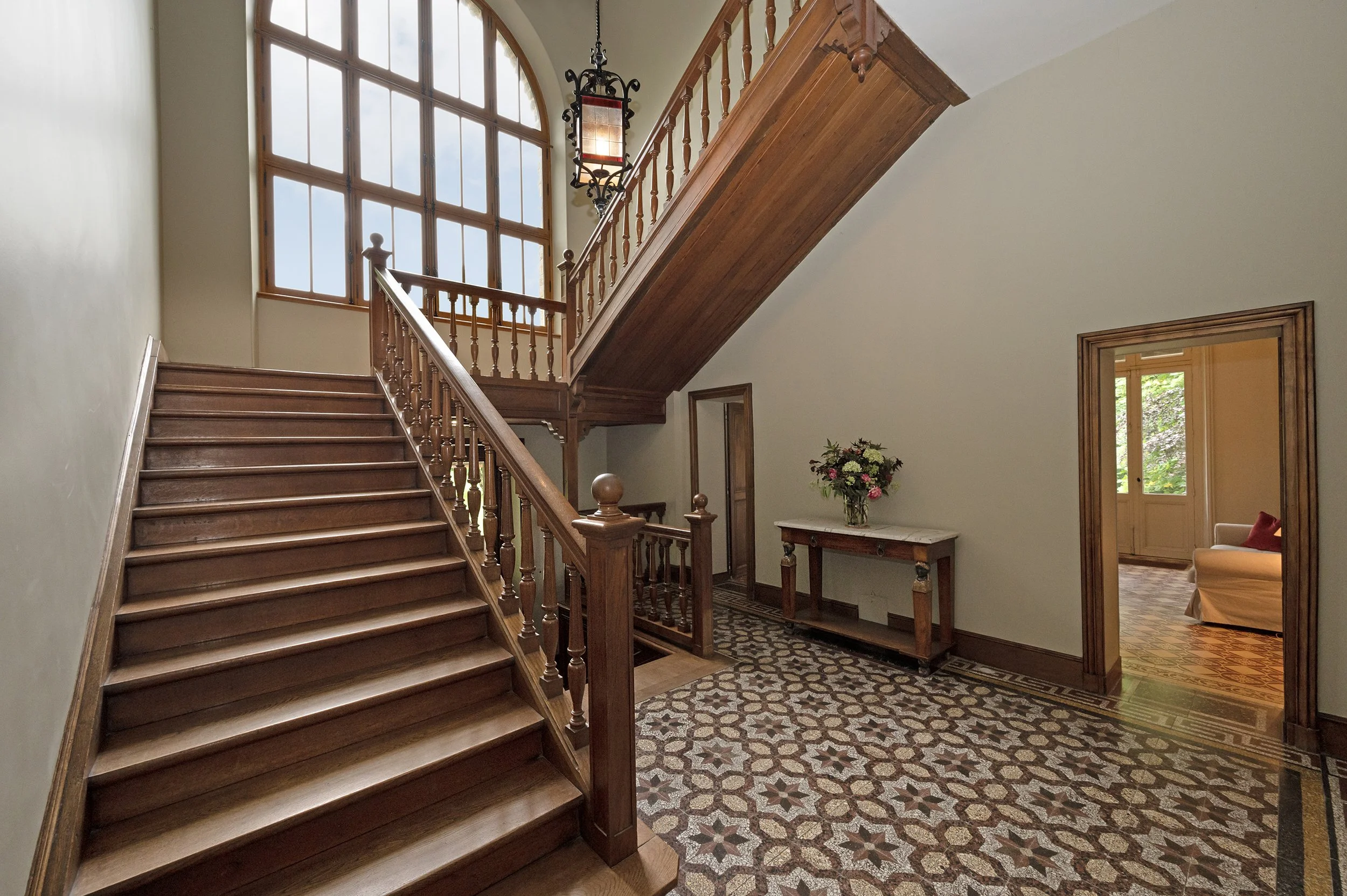 Entrance hall with the large window and the staircase