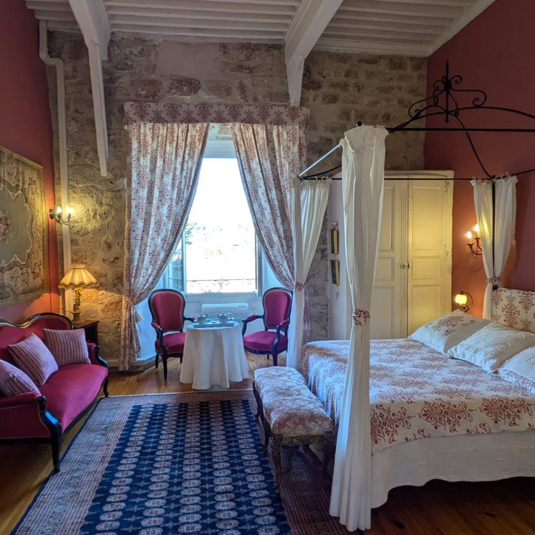 Shared chateau, private apartment, studio