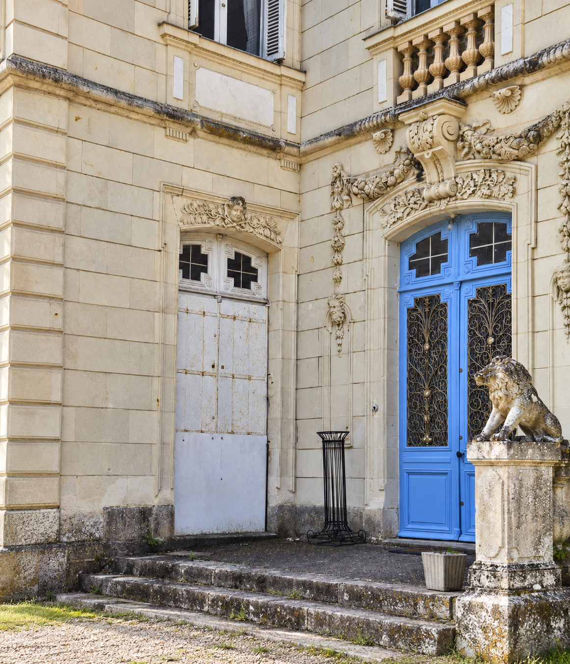 chateau-tuffeau-pres-angers-entree-sculptee-porte-bleue.png