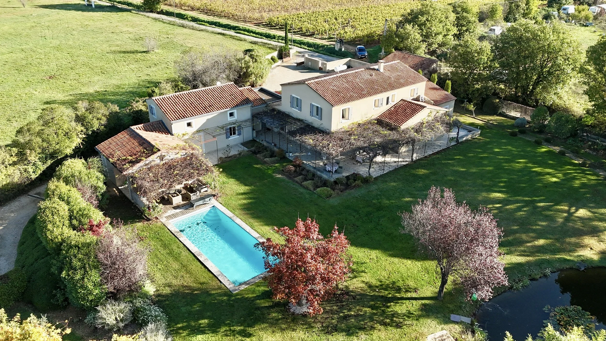 Panoramic view of the main house, guest cottage and pool