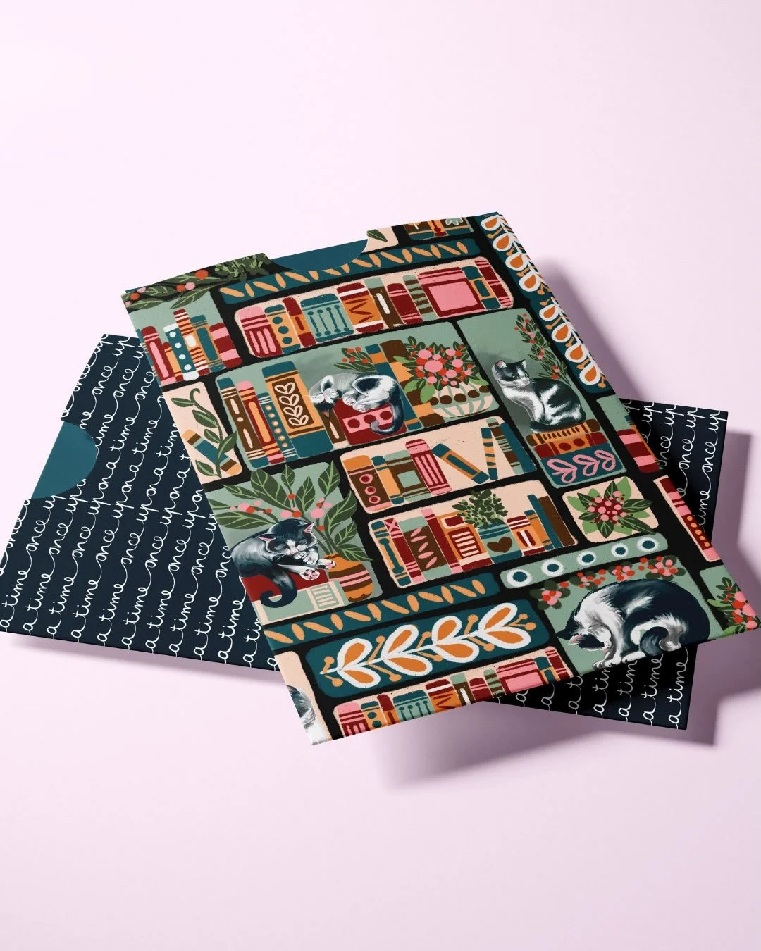 Pour terminer le challenge Mini collection, quoi de mieux que de jolis mock-ups pour mettre en avant les motifs et v&eacute;rifier si le tout reste coh&eacute;sif, naturel !
J&rsquo;ai travaill&eacute; sur un dernier motif que vous d&eacute;couvrirez
