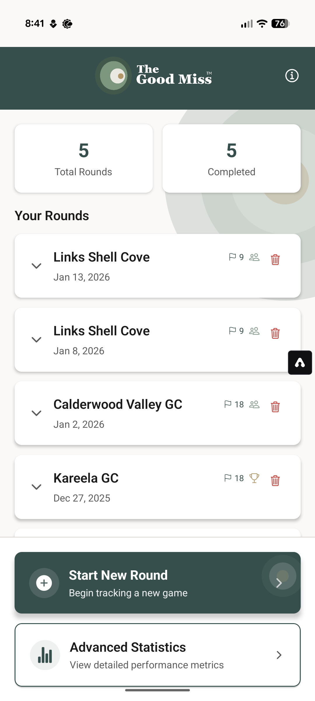 Screenshot of a golf score tracking app showing five completed rounds, with details such as course names, dates, flags, players, and trophies, along with options to start a new round and view detailed statistics.