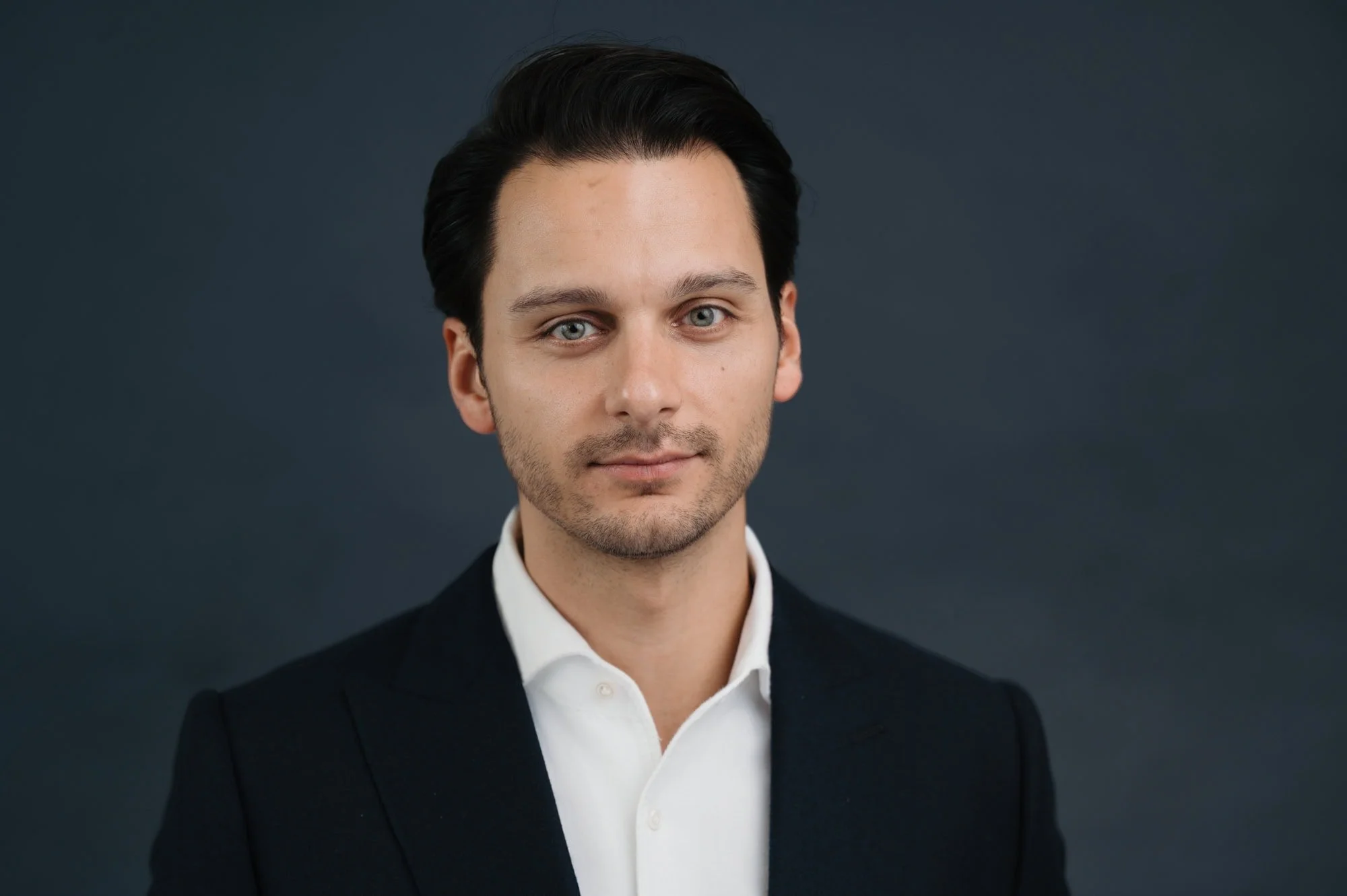 Professionelles Executive Headshot eines Mannes im Anzug, Business-Porträt Zürich.