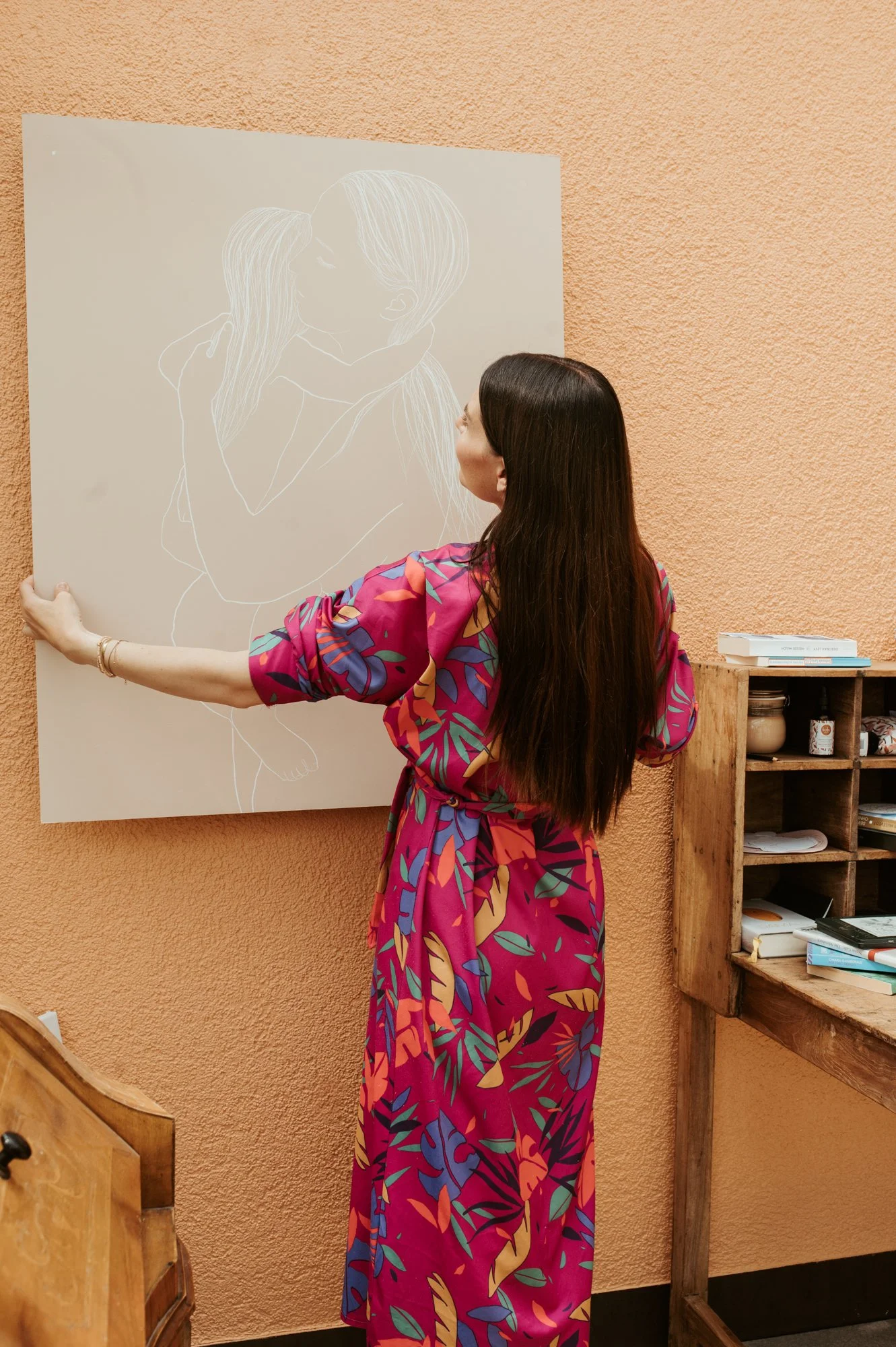Künstlerin arrangiert eine Leinwand in ihrem Studio für ein Fotoshooting.