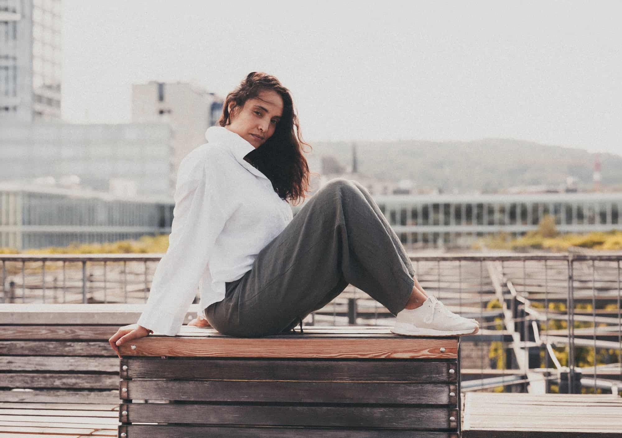 Authentisches Founder Portrait auf einer Rooftop-Location in Zürich, moderne Corporate Fotografie für Startups und Executives.
