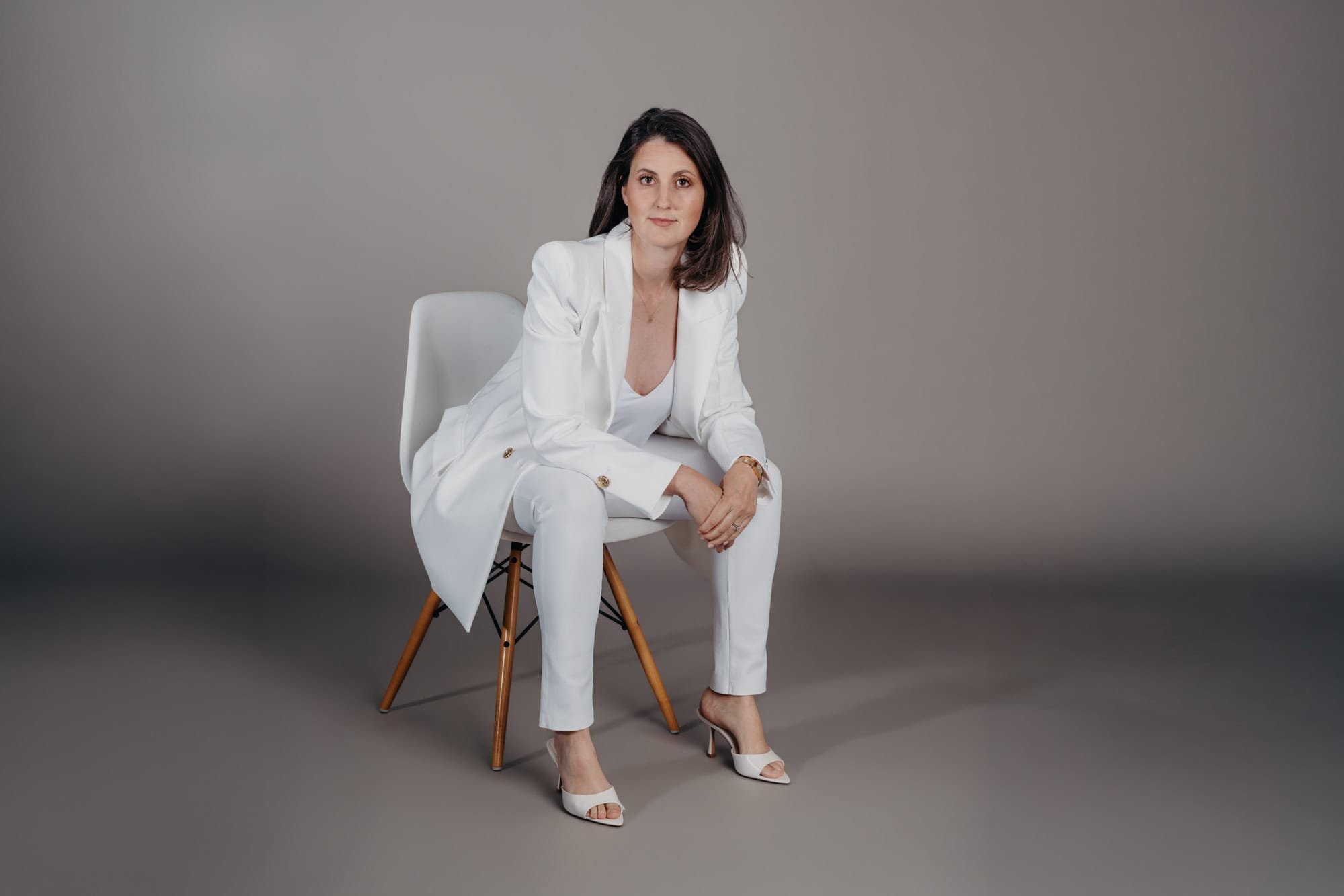 Professionelles Kanzlei- und Corporate Portrait einer Partnerin im Studio Zürich im eleganten Hosenanzug.