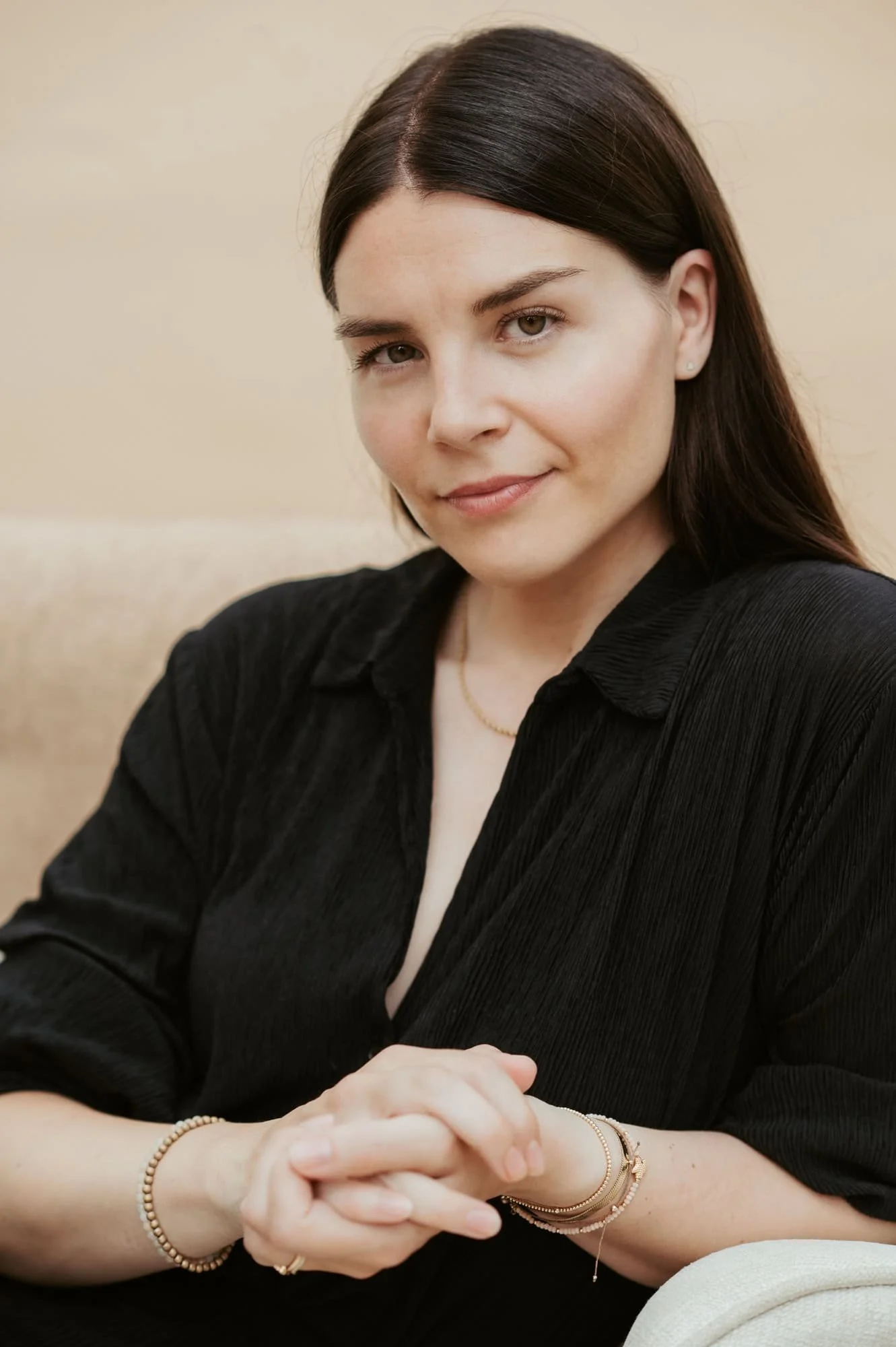 Frau in schwarzer Bluse mit klarem Blick in die Kamera