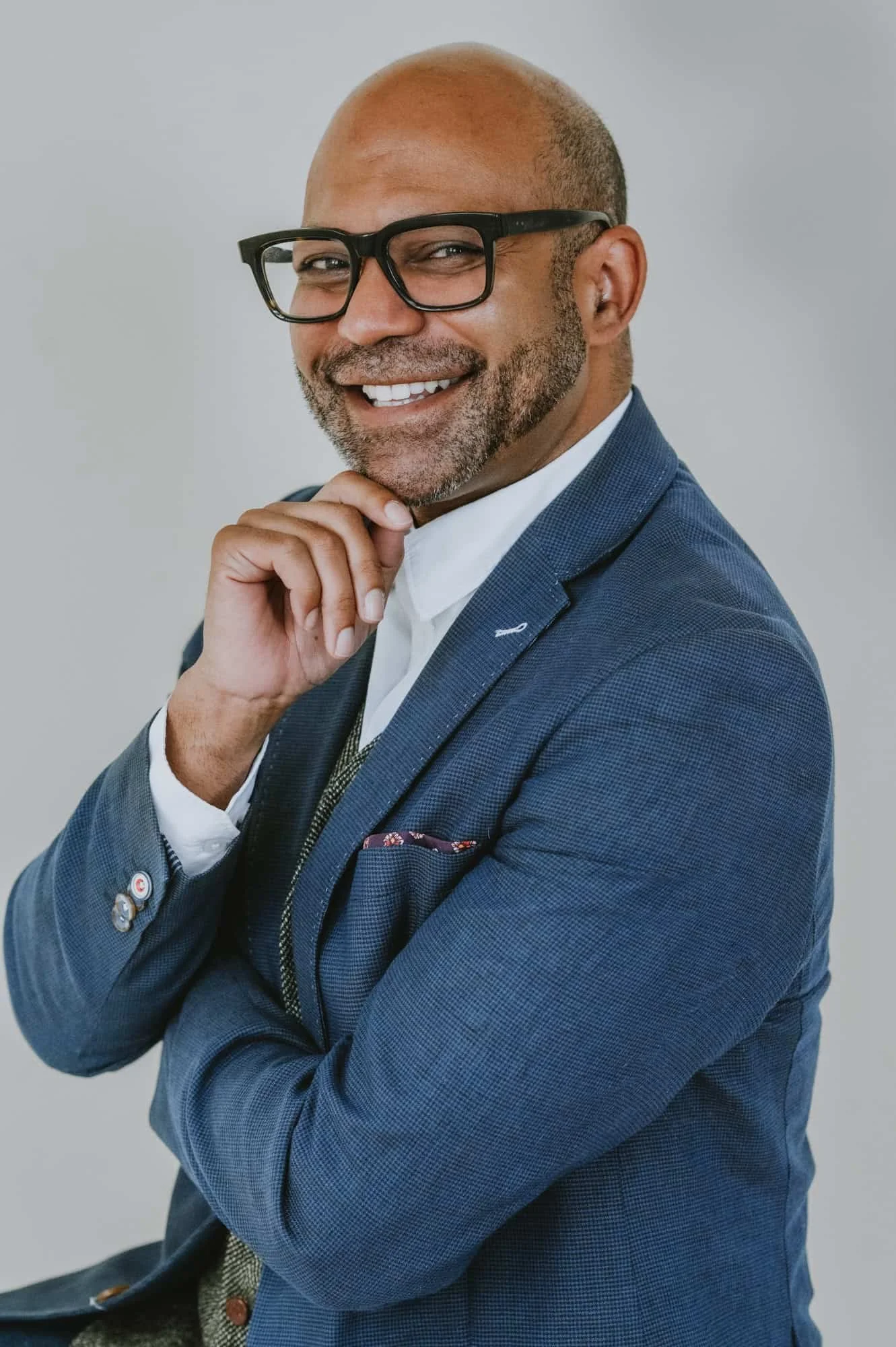 Unternehmer posiert souverän und selbstbewusst für ein Business-Porträt.