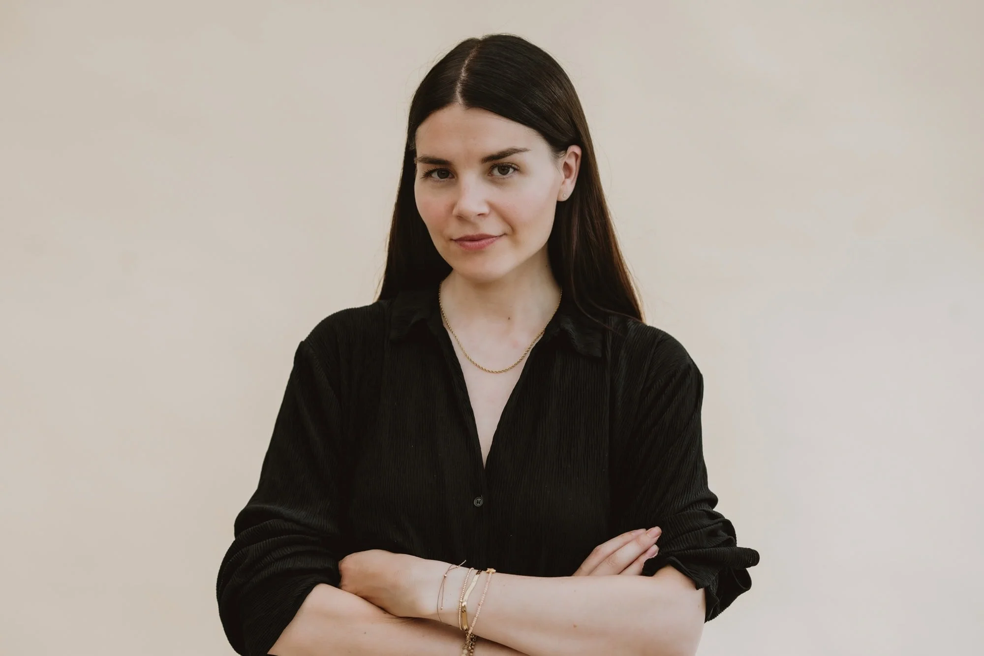 Frau blickt direkt in die Kamera im Fotostudio Zürich.