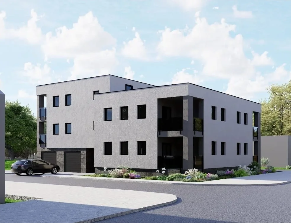 Moderna zgrada s više stanova i više malih prozora, sivog eksterija, s lođama, okružena parkingom, drvećem.