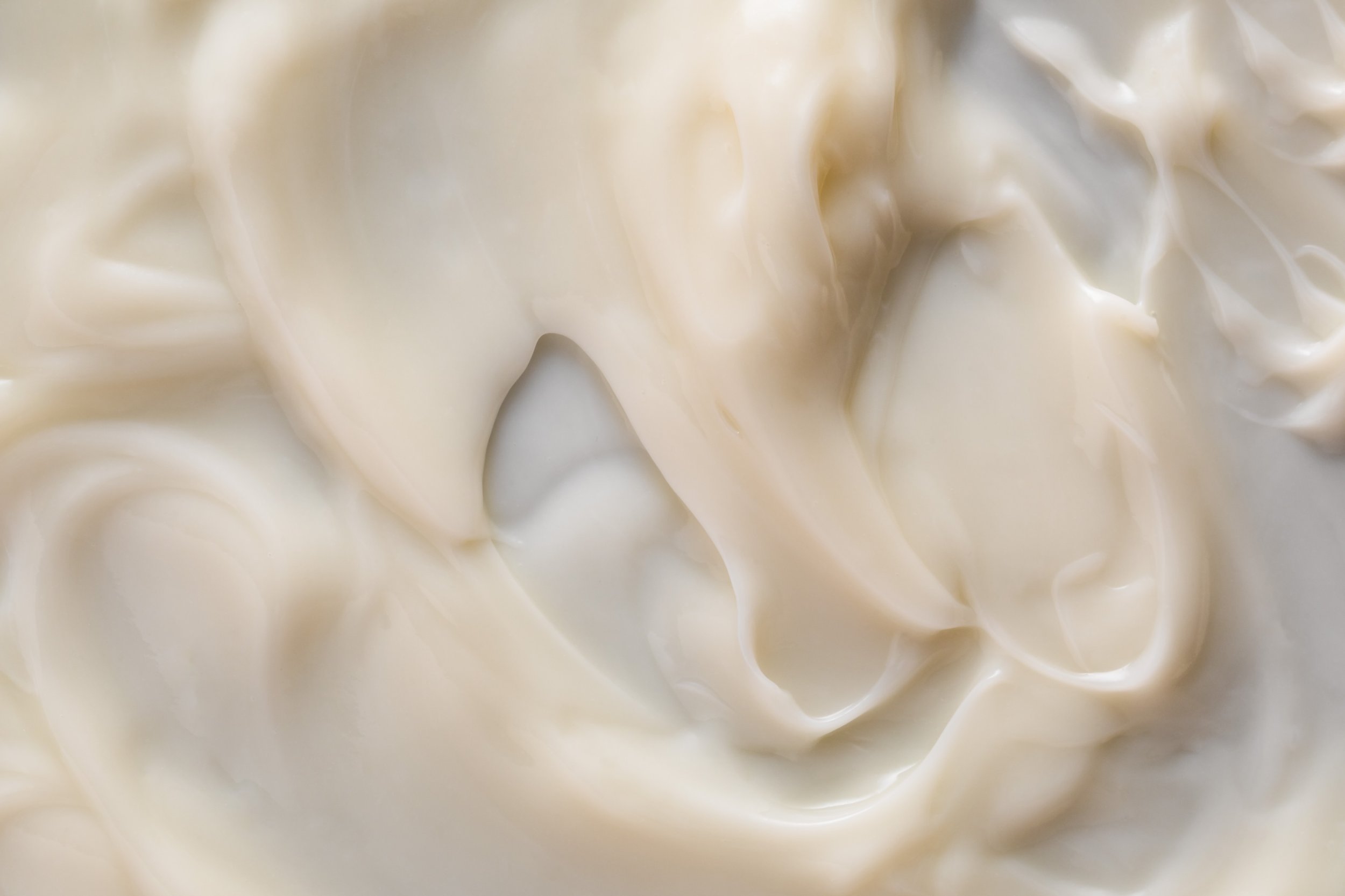 Lähikuva ammattilaiskosmetologin käyttämästä kasvovoiteesta Velvet Beauty Loungella.